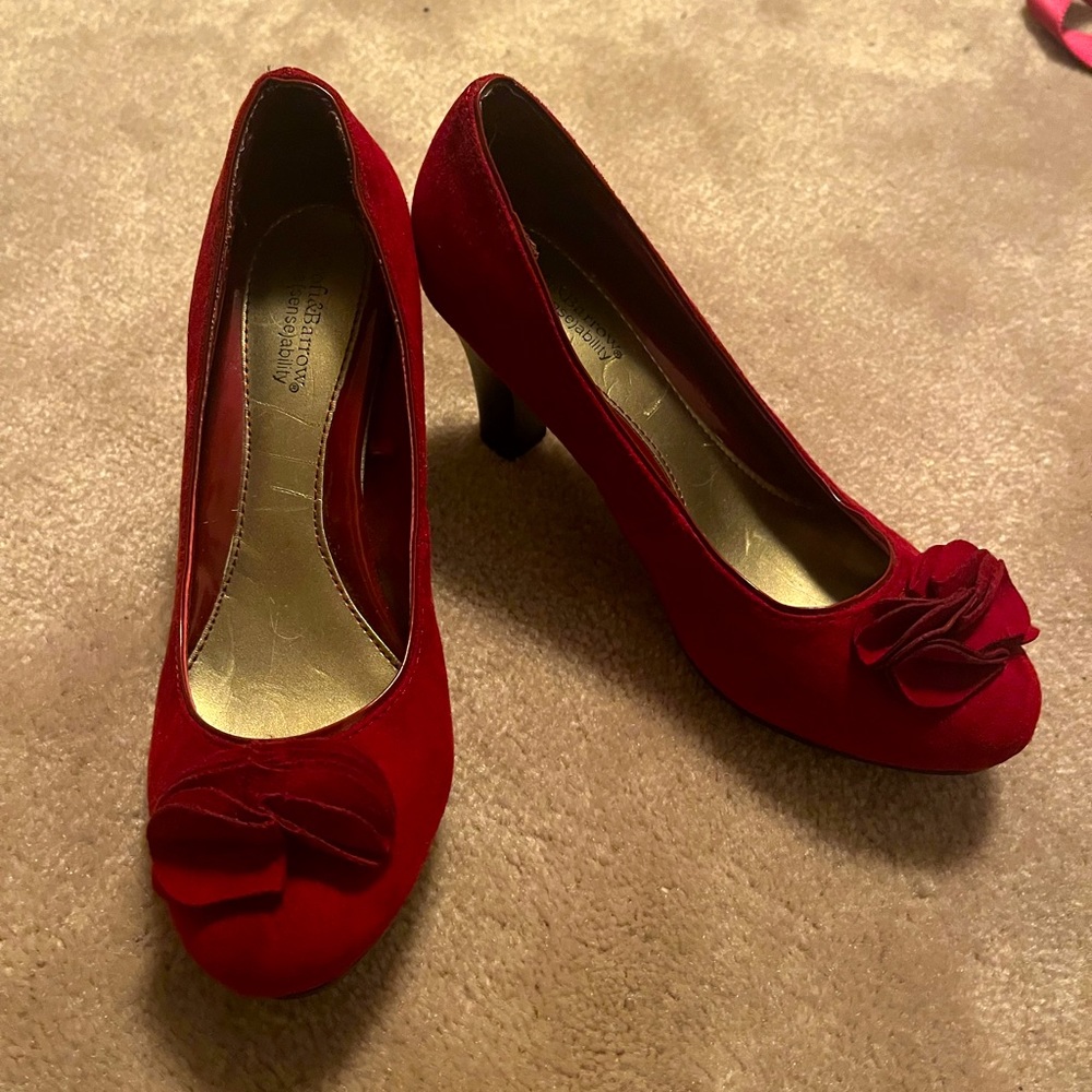 Ladies cute burgundy Croft and barrow heels sz 6
